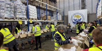 Медіадопомога в дії: у Києві журналісти разом із волонтерами УФБП формували продуктові набори