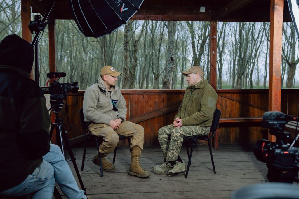«Після перегляду наших відео противник здається в полон», – керівник пресслужби 24-ої бригади Іван Петричак про роботу медіа на війні 24 «Після перегляду наших відео противник здається в полон», – керівник пресслужби 24-ої бригади Іван Петричак про роботу медіа на війні 7