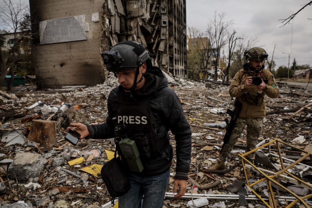 «Після перегляду наших відео противник здається в полон», – керівник пресслужби 24-ої бригади Іван Петричак про роботу медіа на війні 25 «Після перегляду наших відео противник здається в полон», – керівник пресслужби 24-ої бригади Іван Петричак про роботу медіа на війні 8