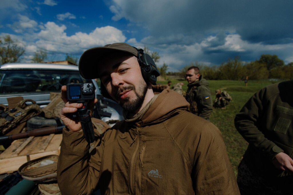 «Після перегляду наших відео противник здається в полон», – керівник пресслужби 24-ої бригади Іван Петричак про роботу медіа на війні 27 «Після перегляду наших відео противник здається в полон», – керівник пресслужби 24-ої бригади Іван Петричак про роботу медіа на війні 10
