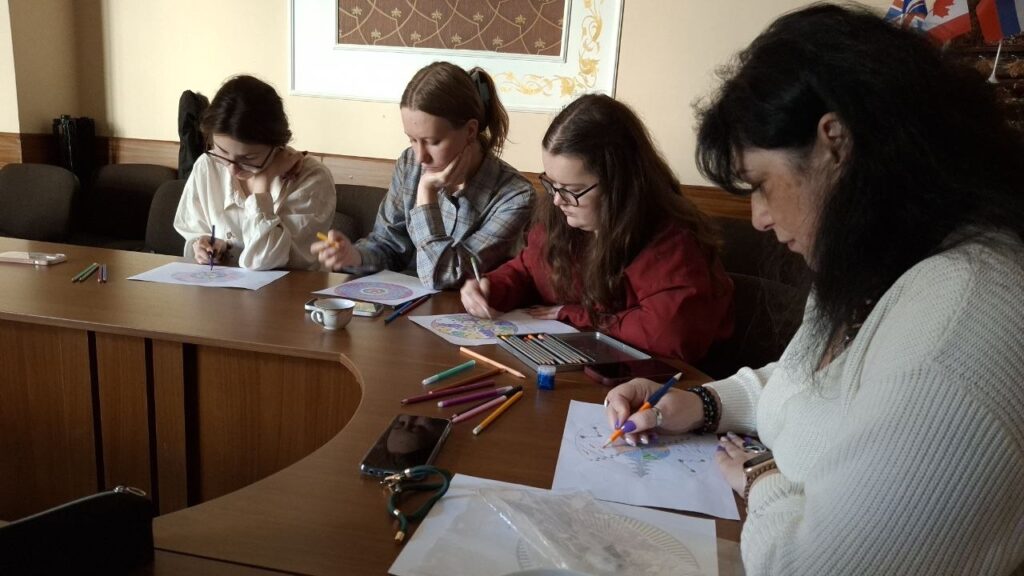 За допомогою арт-терапії долали вигорання журналісти у Львівському ЦЖС 4