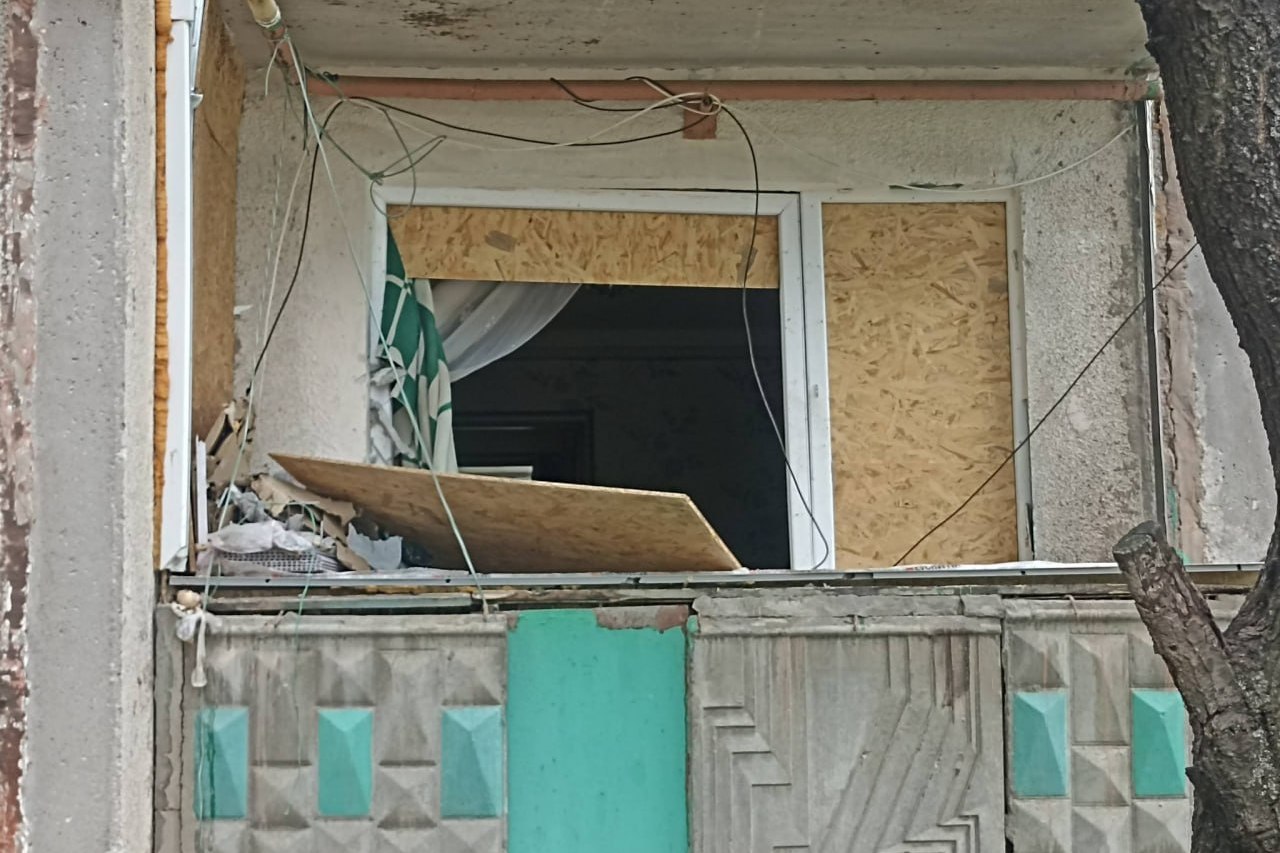 Ушосте вибухом вибило вікна в помешканні журналіста з Краматорська Андрія Гриня 17 Ушосте вибухом вибило вікна в помешканні журналіста з Краматорська Андрія Гриня