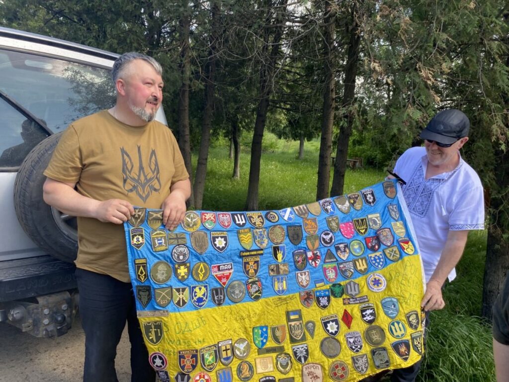 «Журналістське щастя»: як британські волонтери й український священник допомогли редактору «Ворскли» довезти газету читачам