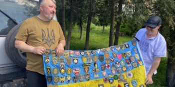 «Журналістське щастя»: як британські волонтери й український священник допомогли редактору «Ворскли» довезти газету читачам