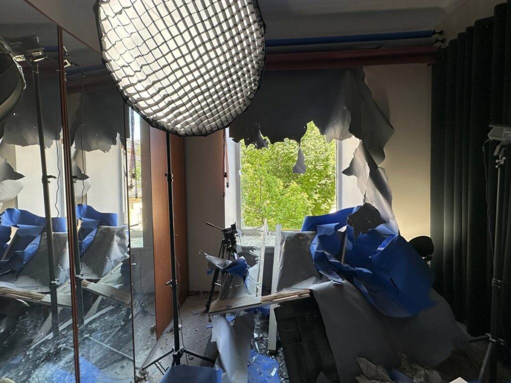 Унаслідок масованого російського удару по Києву пошкоджено офіси щонайменше шести редакцій (оновлено)