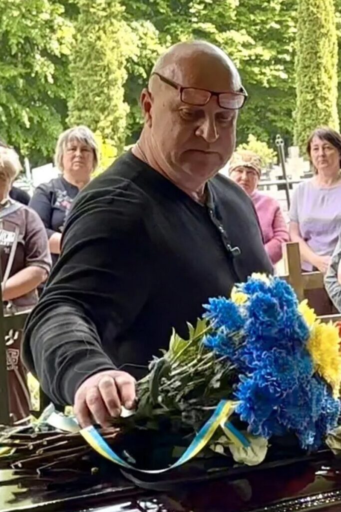 "Мамцю, не кидай мене". Друзі суперзірки телебачення Олександра Сафонова розповіли, як насправді він жив останні роки 13