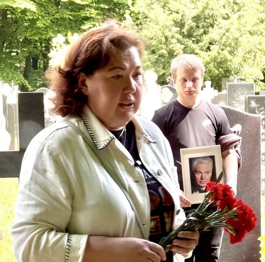 "Мамцю, не кидай мене". Друзі суперзірки телебачення Олександра Сафонова розповіли, як насправді він жив останні роки 12