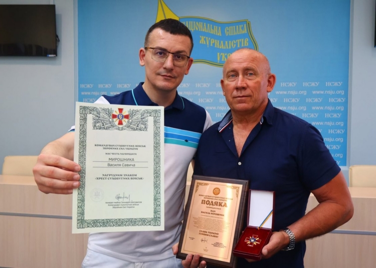 Голова НСЖУ Сергій Томіленко вручив редактору прифронтової газети «Хрест Сухопутних військ»
