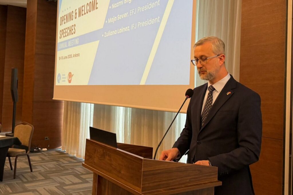 «Коли журналіст опиняється за ґратами, за ґратами опиняється і частина правди», – Наріман Джелял на Щорічних зборах Європейської федерації журналістів
