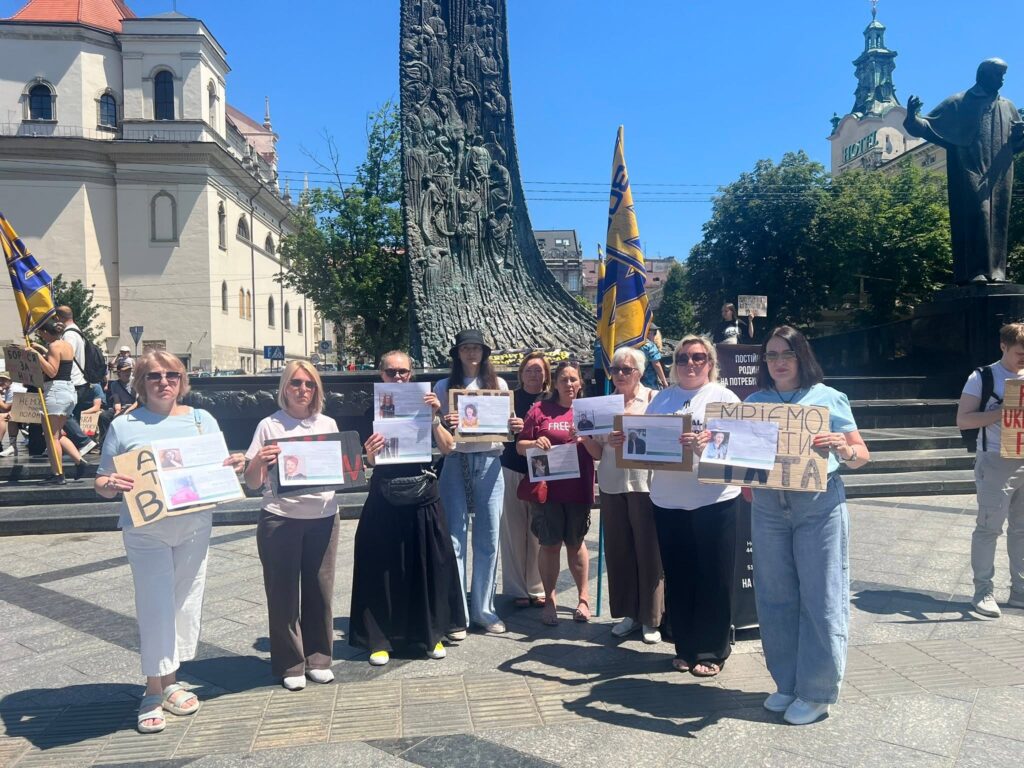 Україною пройшла хвиля акцій на підтримку цивільних жінок у російському полоні 26 Україною пройшла хвиля акцій на підтримку цивільних жінок у російському полоні 9