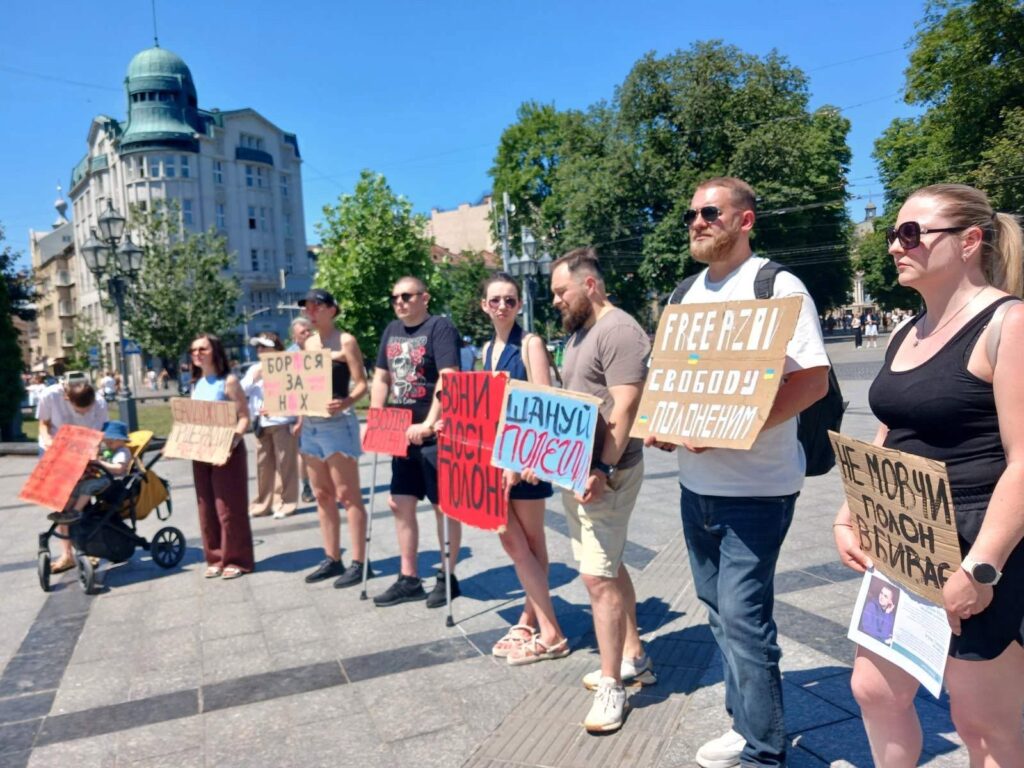 Україною пройшла хвиля акцій на підтримку цивільних жінок у російському полоні 27 Україною пройшла хвиля акцій на підтримку цивільних жінок у російському полоні 10