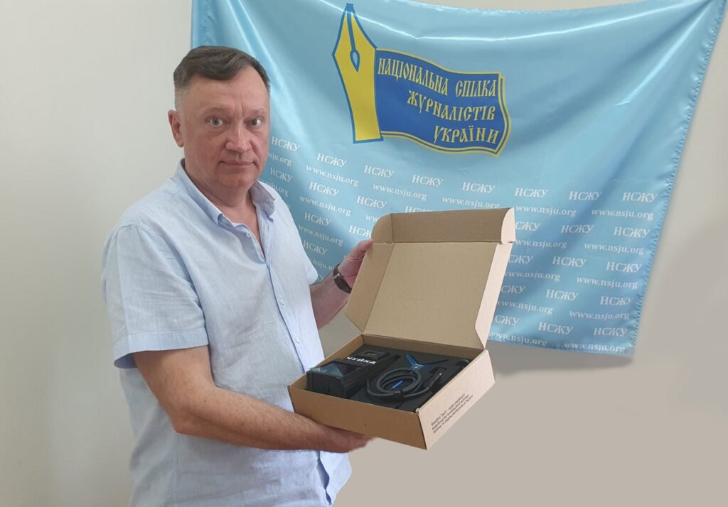 Центр журналістської солідарності в Сумах отримав детектор дронів «Чуйка»