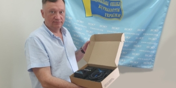 Центр журналістської солідарності в Сумах отримав детектор дронів «Чуйка»