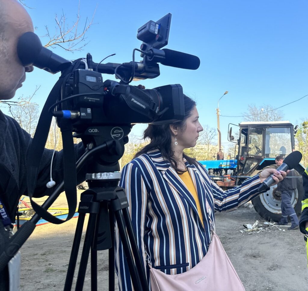 Журналістка знімала матеріал і водночас заспокоювала поранену: на місці ворожої атаки опинилась однією з перших