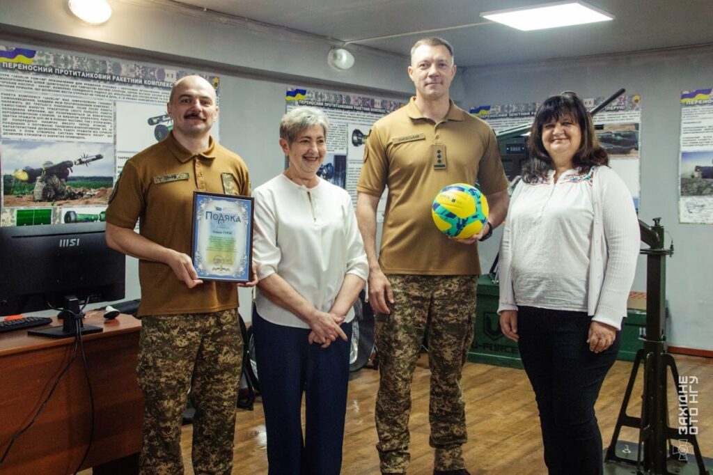 Івано-Франківські журналісти отримали подяки від військових 18 Івано-Франківські журналісти отримали подяки від військових 1
