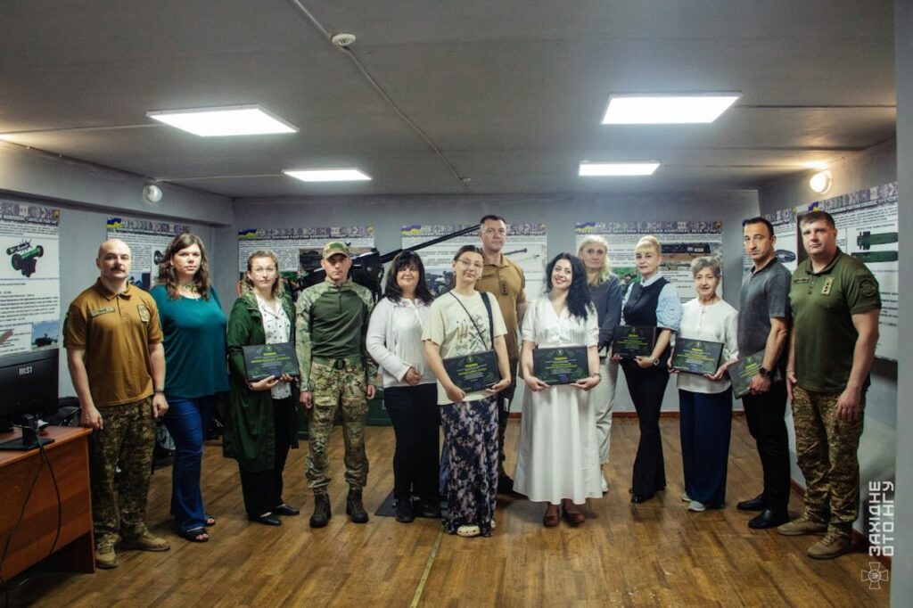 Івано-Франківські журналісти отримали подяки від військових 20 Івано-Франківські журналісти отримали подяки від військових 3