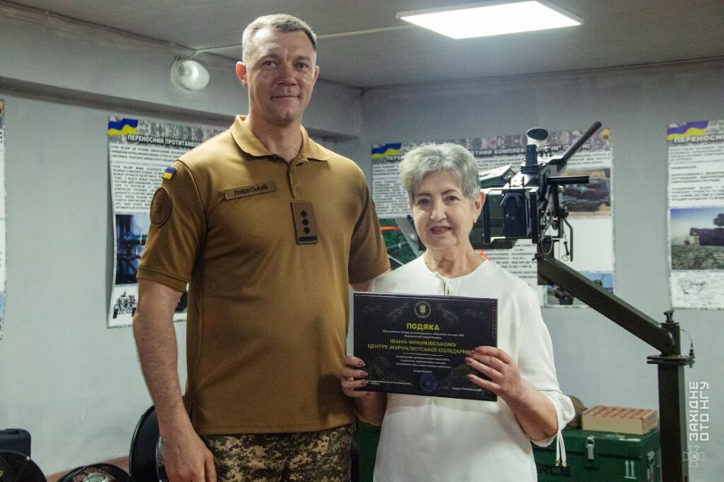 Івано-Франківські журналісти отримали подяки від військових 21 Івано-Франківські журналісти отримали подяки від військових 4