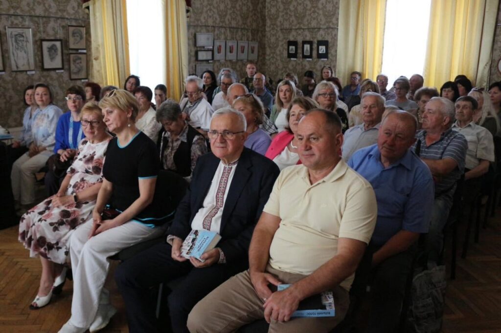 Літопис краю крізь призму преси: вийшла документальна книга до ювілею газети «Вільний голос» 25 Літопис краю крізь призму преси: вийшла документальна книга до ювілею газети «Вільний голос» 8