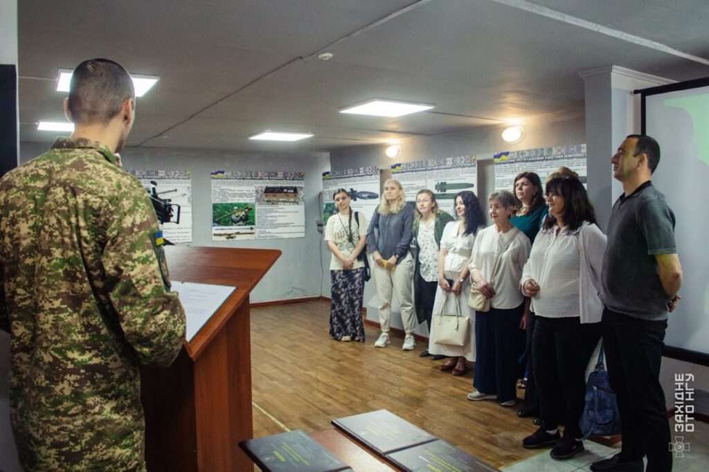 Івано-Франківські журналісти отримали подяки від військових 25 Івано-Франківські журналісти отримали подяки від військових 8
