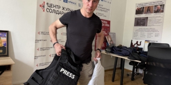 «Бронежилет рятує від куль. А вбивають зараз осколки», – журналіст BBC Дмитро Власов про захист, який реально є захистом