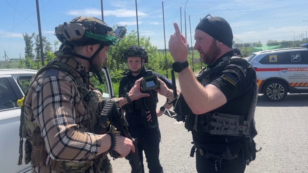 «Бронежилет рятує від куль. А вбивають зараз осколки», – журналіст BBC Дмитро Власов про захист, який реально є захистом 7