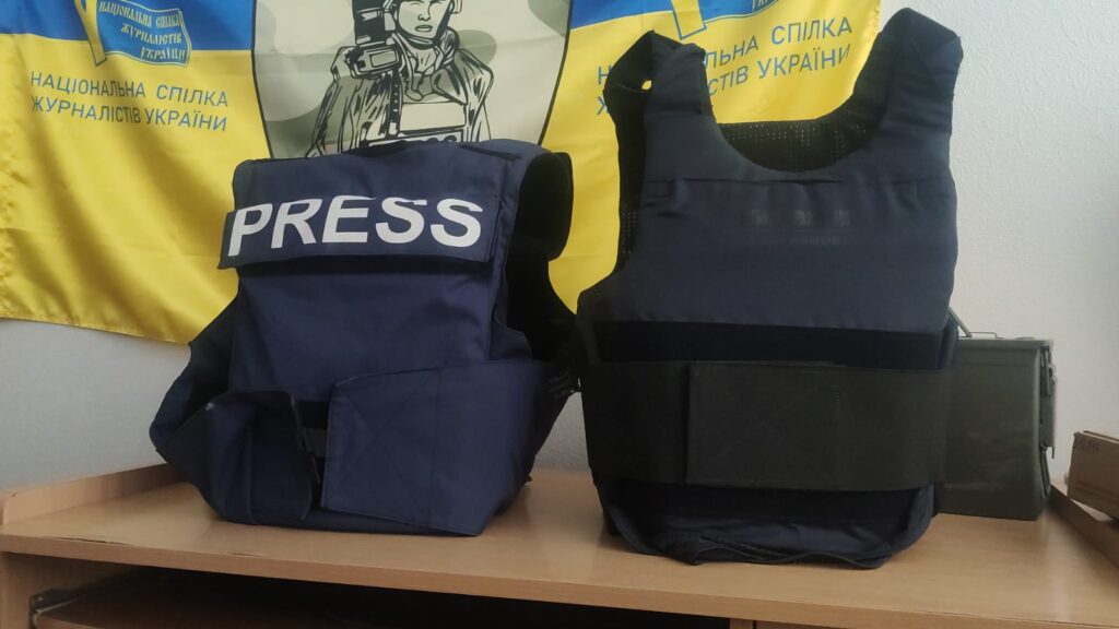 «Бронежилет рятує від куль. А вбивають зараз осколки», – журналіст BBC Дмитро Власов про захист, який реально є захистом 8