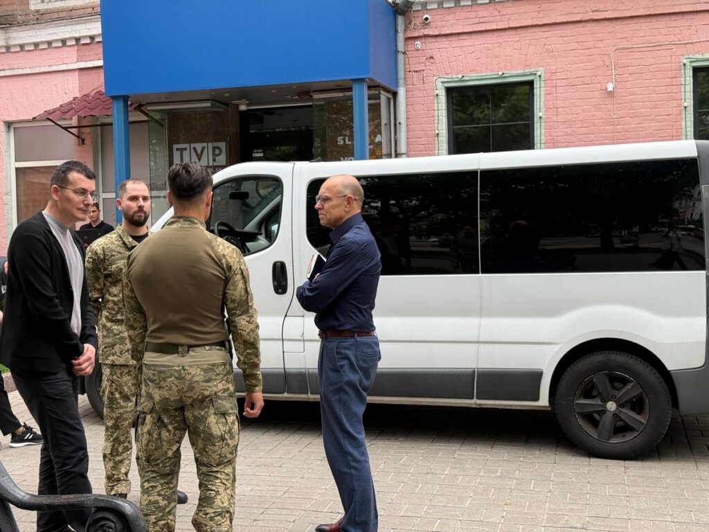 Журналісти для фронту: НСЖУ передала мікроавтобус військовим 5-ї штурмової бригади 3