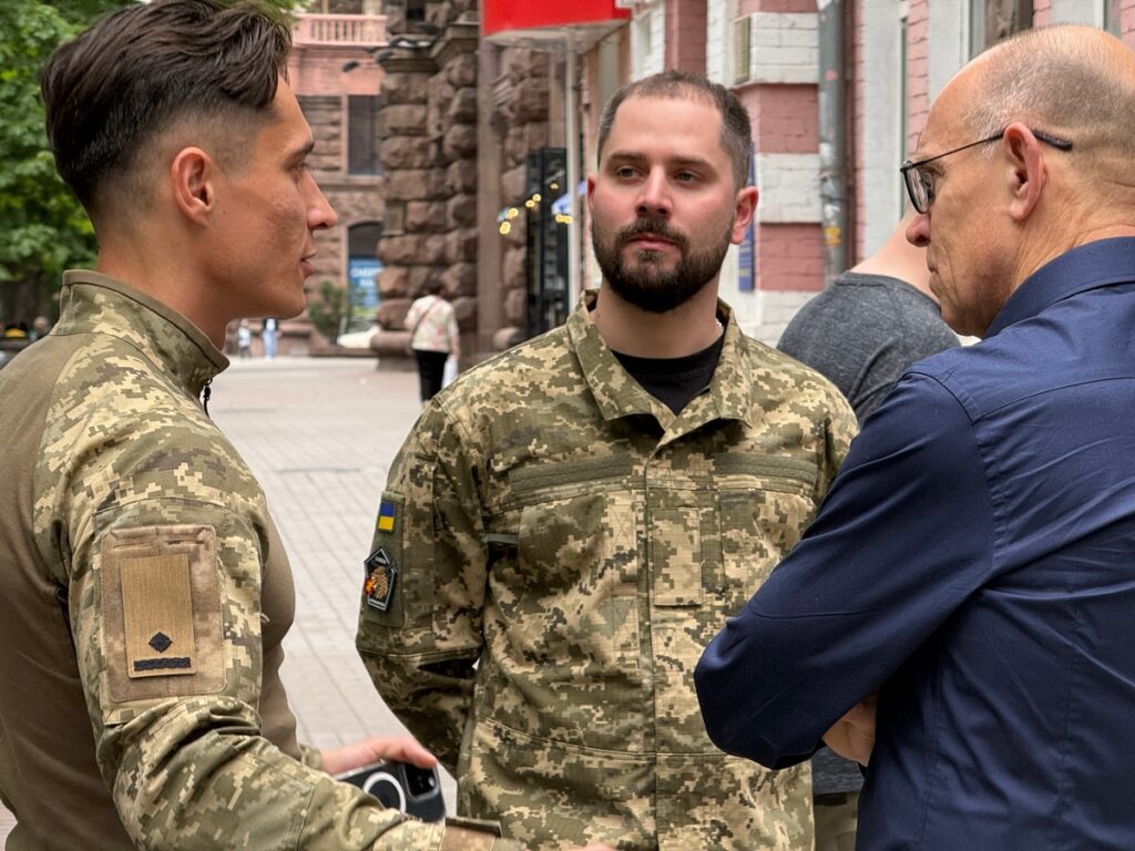 Журналісти для фронту: НСЖУ передала мікроавтобус військовим 5-ї штурмової бригади 1