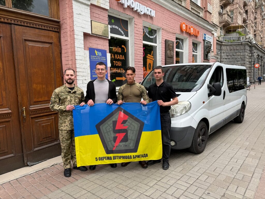 Журналісти для фронту: НСЖУ передала мікроавтобус військовим 5-ї штурмової бригади 4