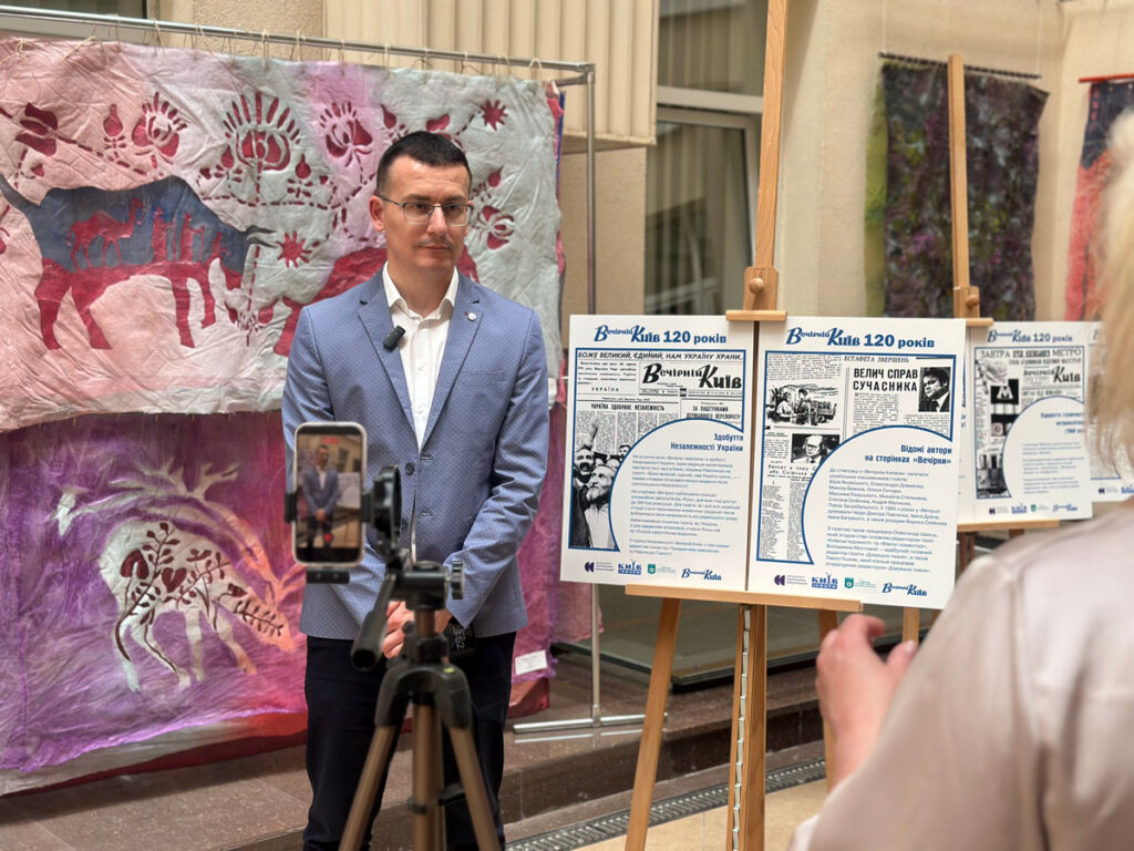 «Тому я тут»: фотовиставку про війну, пам’ять і журналістський вибір відкрили в Університеті Грінченка 19 «Тому я тут»: фотовиставку про війну, пам’ять і журналістський вибір відкрили в Університеті Грінченка 2