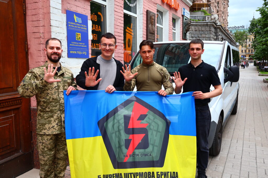 Журналісти для фронту: НСЖУ передала мікроавтобус військовим 5-ї штурмової бригади