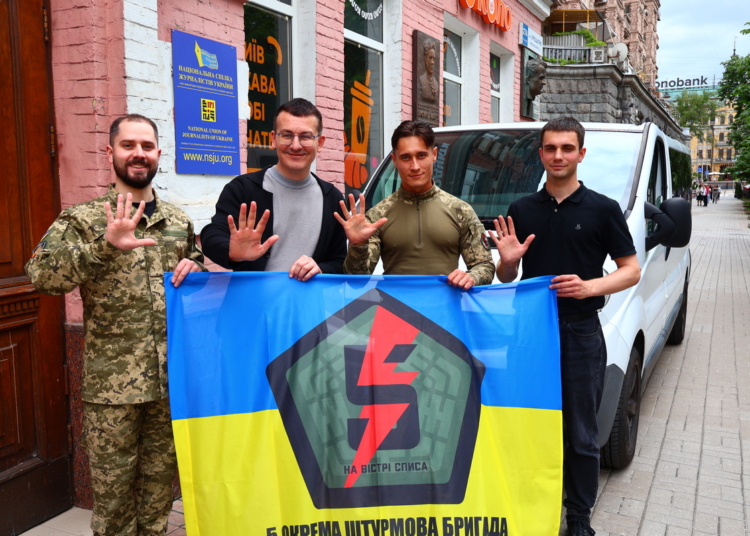 Журналісти для фронту: НСЖУ передала мікроавтобус військовим 5-ї штурмової бригади