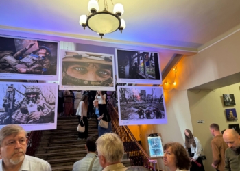 «Народ, що став військом»: у Львові презентували фотовиставку, присвячену військовій журналістиці
