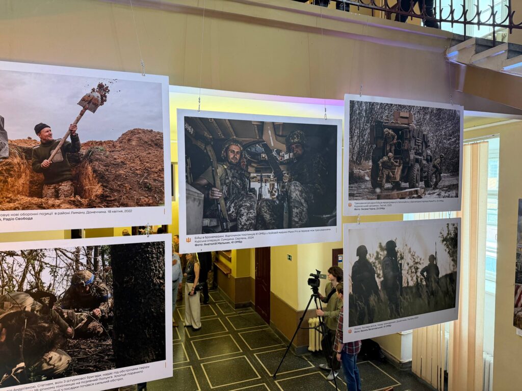 «Народ, що став військом»: у Львові презентували фотовиставку, присвячену військовій журналістиці 18 «Народ, що став військом»: у Львові презентували фотовиставку, присвячену військовій журналістиці 1