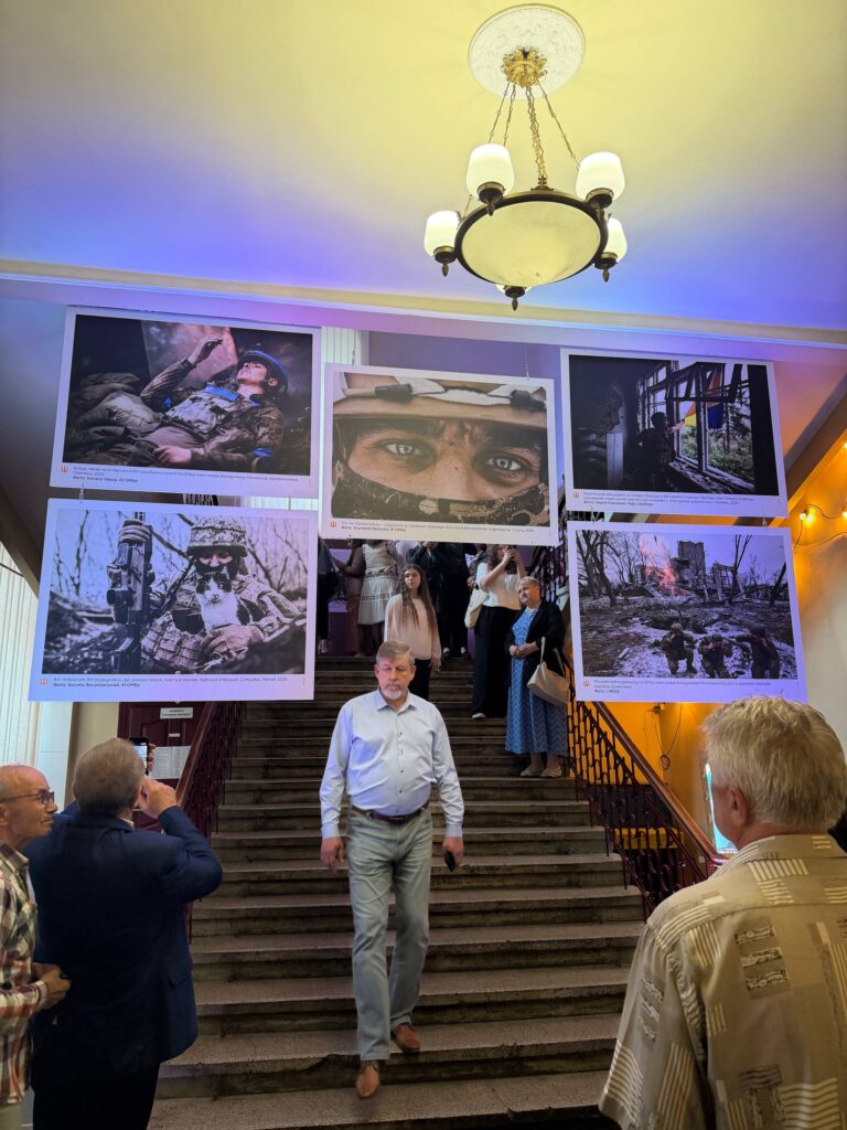 «Народ, що став військом»: у Львові презентували фотовиставку, присвячену військовій журналістиці 19 «Народ, що став військом»: у Львові презентували фотовиставку, присвячену військовій журналістиці 2