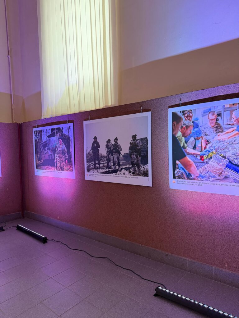 «Народ, що став військом»: у Львові презентували фотовиставку, присвячену військовій журналістиці 21 «Народ, що став військом»: у Львові презентували фотовиставку, присвячену військовій журналістиці 4