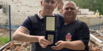 «Газета доїхала до Брюсселя – медаль повернулася на фронт»: голова НСЖУ вручив відзнаку МФЖ редактору з прикордоння 18 «Газета доїхала до Брюсселя – медаль повернулася на фронт»: голова НСЖУ вручив відзнаку МФЖ редактору з прикордоння