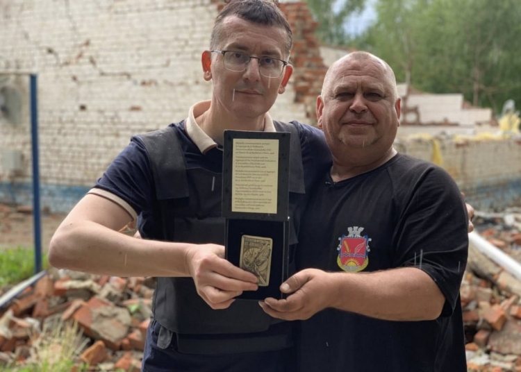 «Газета доїхала до Брюсселя – медаль повернулася на фронт»: голова НСЖУ вручив відзнаку МФЖ редактору з прикордоння