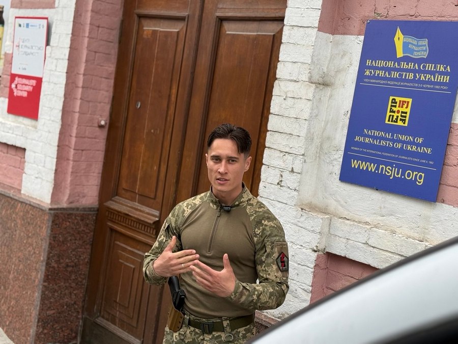 Журналісти для фронту: НСЖУ передала мікроавтобус військовим 5-ї штурмової бригади 2