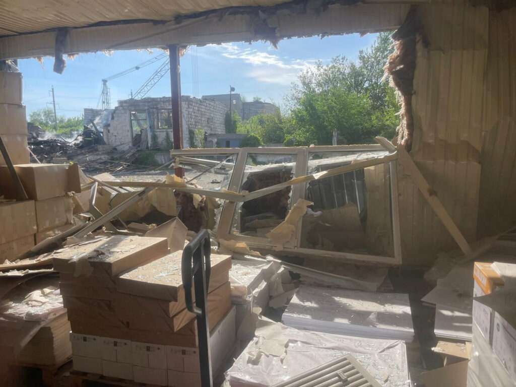 Після удару російського кабу на Донеччині відновлюють друкарню, де друкувалися місцеві газети
