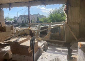 Після удару російського кабу на Донеччині відновлюють друкарню, де друкувалися місцеві газети 4 Після удару російського кабу на Донеччині відновлюють друкарню, де друкувалися місцеві газети