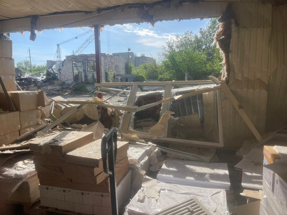 Після удару російського кабу на Донеччині відновлюють друкарню, де друкувалися місцеві газети 17 Після удару російського кабу на Донеччині відновлюють друкарню, де друкувалися місцеві газети