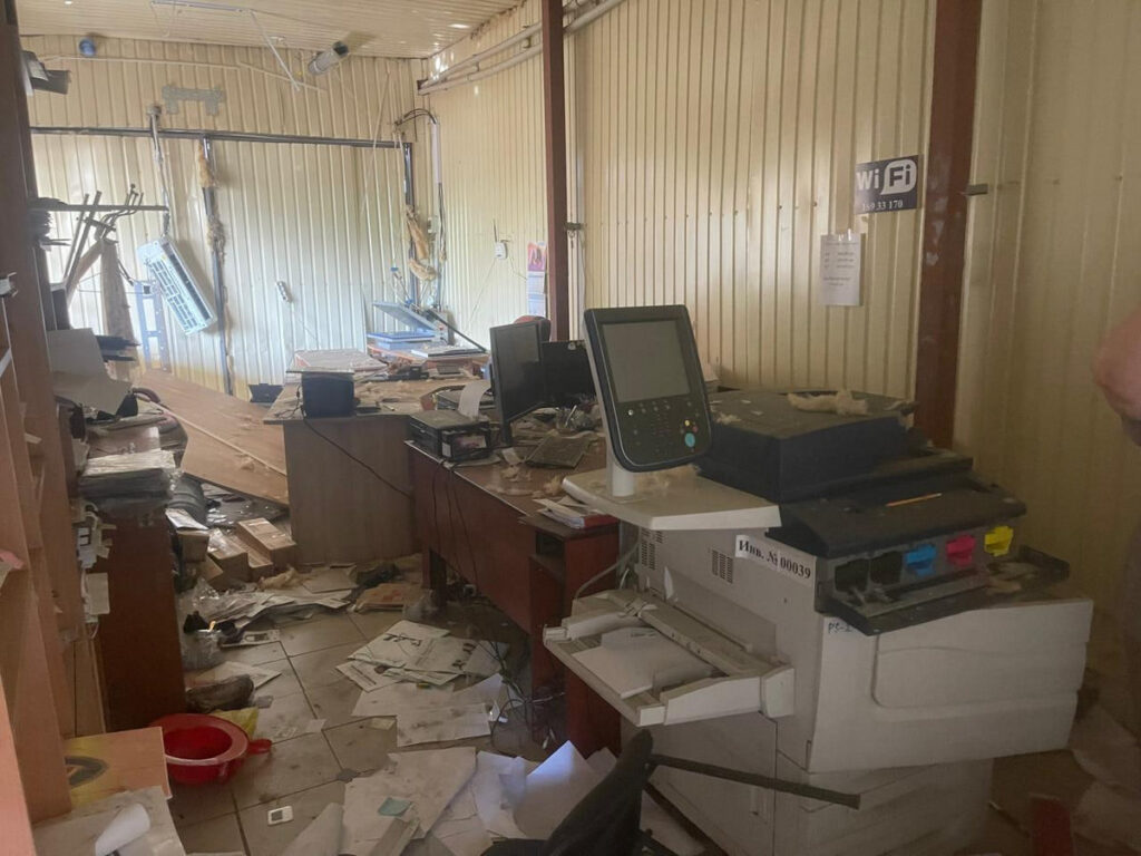 Після удару російського кабу на Донеччині відновлюють друкарню, де друкувалися місцеві газети 19 Після удару російського кабу на Донеччині відновлюють друкарню, де друкувалися місцеві газети 2