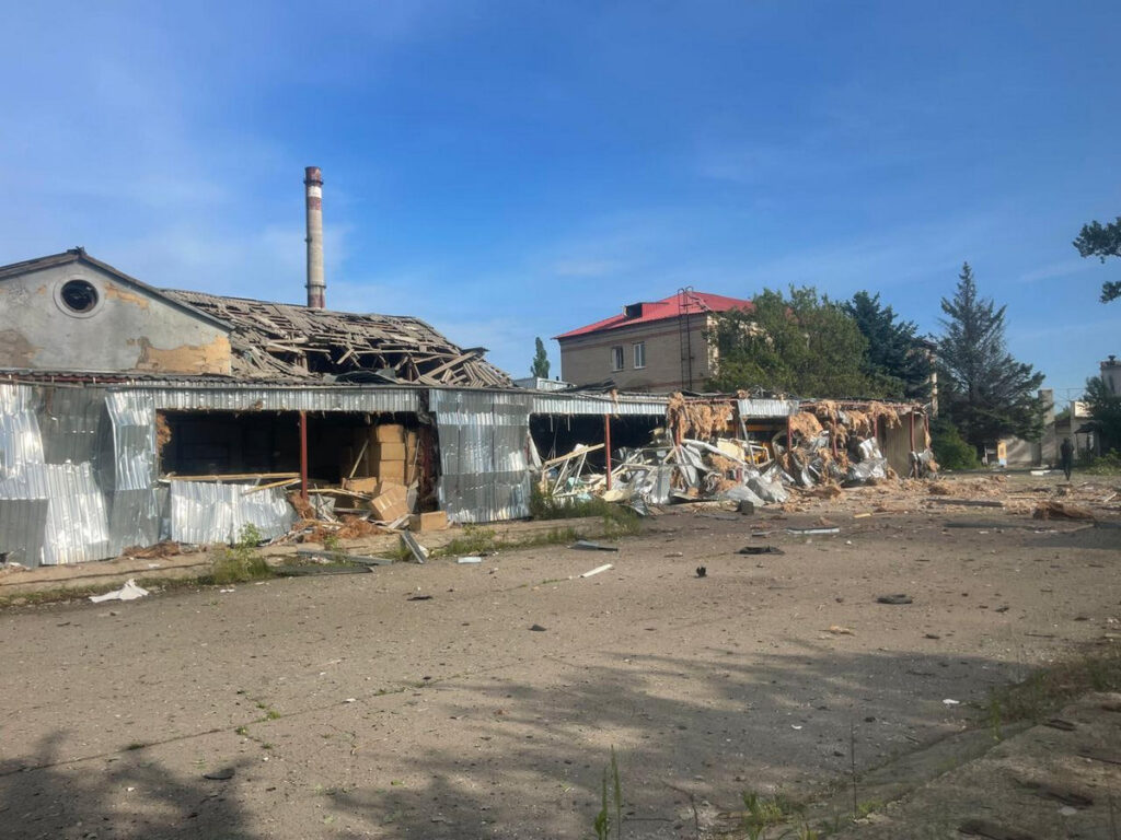 Після удару російського кабу на Донеччині відновлюють друкарню, де друкувалися місцеві газети 20 Після удару російського кабу на Донеччині відновлюють друкарню, де друкувалися місцеві газети 3