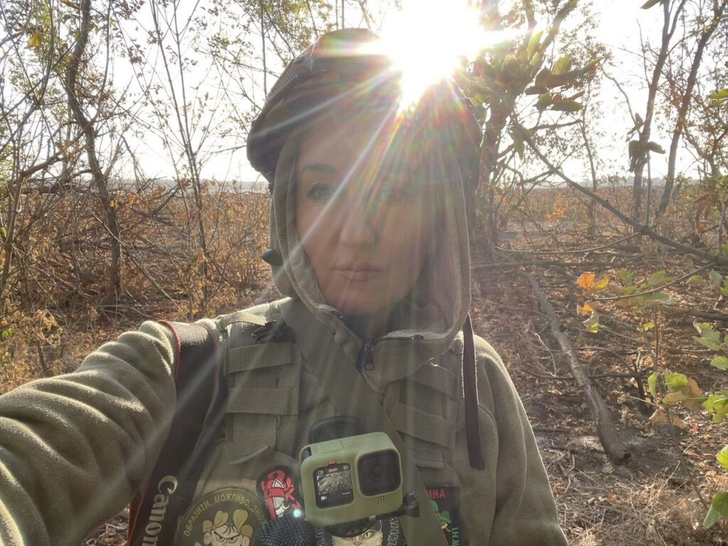«Оператор дрона точно бачив, що я журналістка»: воєнкорка Ольга Каліновська — про дві контузії під ворожими дронами та нову реальність роботи журналіста 21 «Оператор дрона точно бачив, що я журналістка»: воєнкорка Ольга Каліновська — про дві контузії під ворожими дронами та нову реальність роботи журналіста 4