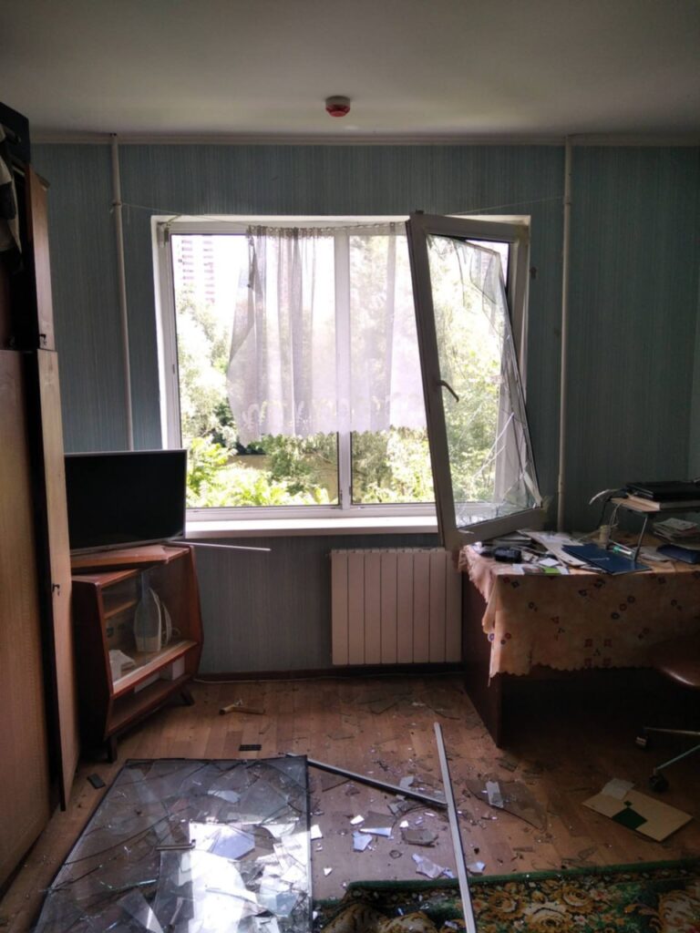 «За долю секунди знесло всі вікна»: квартира журналіста Сергія Бахіна постраждала внаслідок масованої атаки Росії на Київ 20 «За долю секунди знесло всі вікна»: квартира журналіста Сергія Бахіна постраждала внаслідок масованої атаки Росії на Київ 3