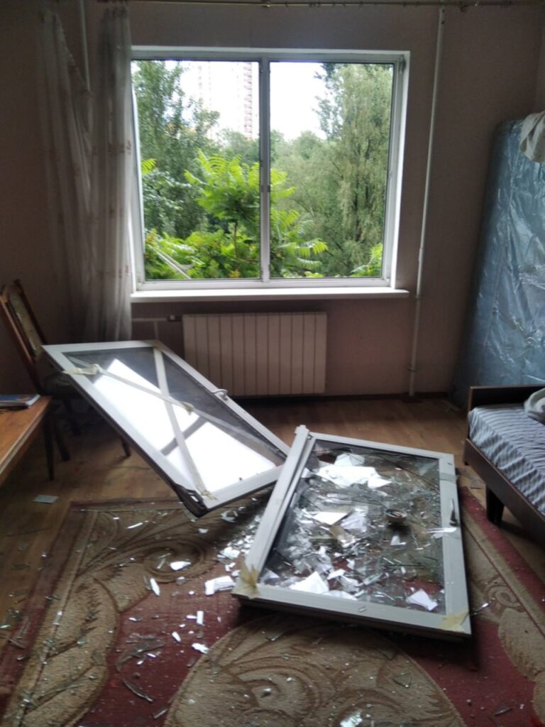 «За долю секунди знесло всі вікна»: квартира журналіста Сергія Бахіна постраждала внаслідок масованої атаки Росії на Київ 21 «За долю секунди знесло всі вікна»: квартира журналіста Сергія Бахіна постраждала внаслідок масованої атаки Росії на Київ 4