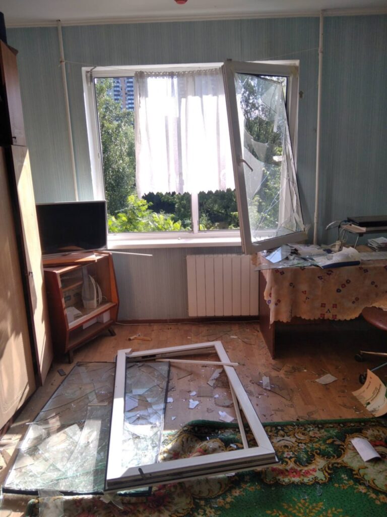 «За долю секунди знесло всі вікна»: квартира журналіста Сергія Бахіна постраждала внаслідок масованої атаки Росії на Київ 22 «За долю секунди знесло всі вікна»: квартира журналіста Сергія Бахіна постраждала внаслідок масованої атаки Росії на Київ 5