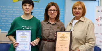 Відзнаки двом медійницям із півдня України, чий шлях став прикладом справжньої стійкості та відданості, вручила перша секретарка НСЖУ Ліна Кущ. 18 Відзнаки двом медійницям із півдня України, чий шлях став прикладом справжньої стійкості та відданості, вручила перша секретарка НСЖУ Ліна Кущ.