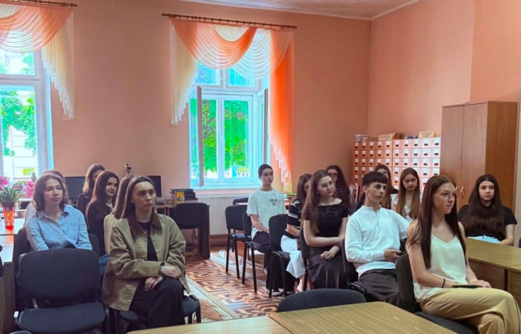 В Івано-Франківську підбили підсумки навчального року в Школі журналістики 18 В Івано-Франківську підбили підсумки навчального року в Школі журналістики 1